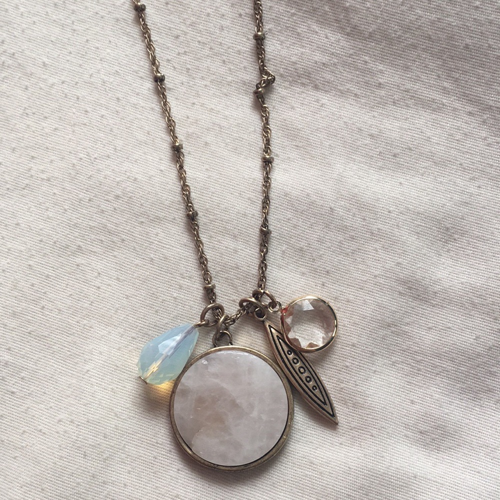 Stunning Pendant Necklace!